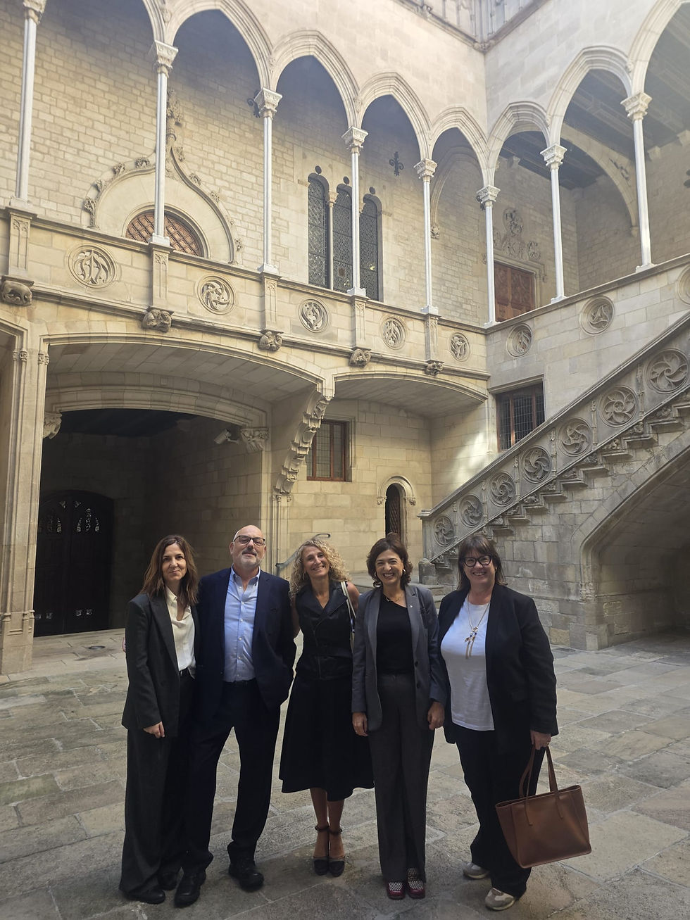Roser i l’equip de Girona amb l’Eva Giménez (secretària gral) al pati del Palau