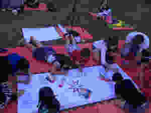 Crianças experimentam a facilitação gráfica