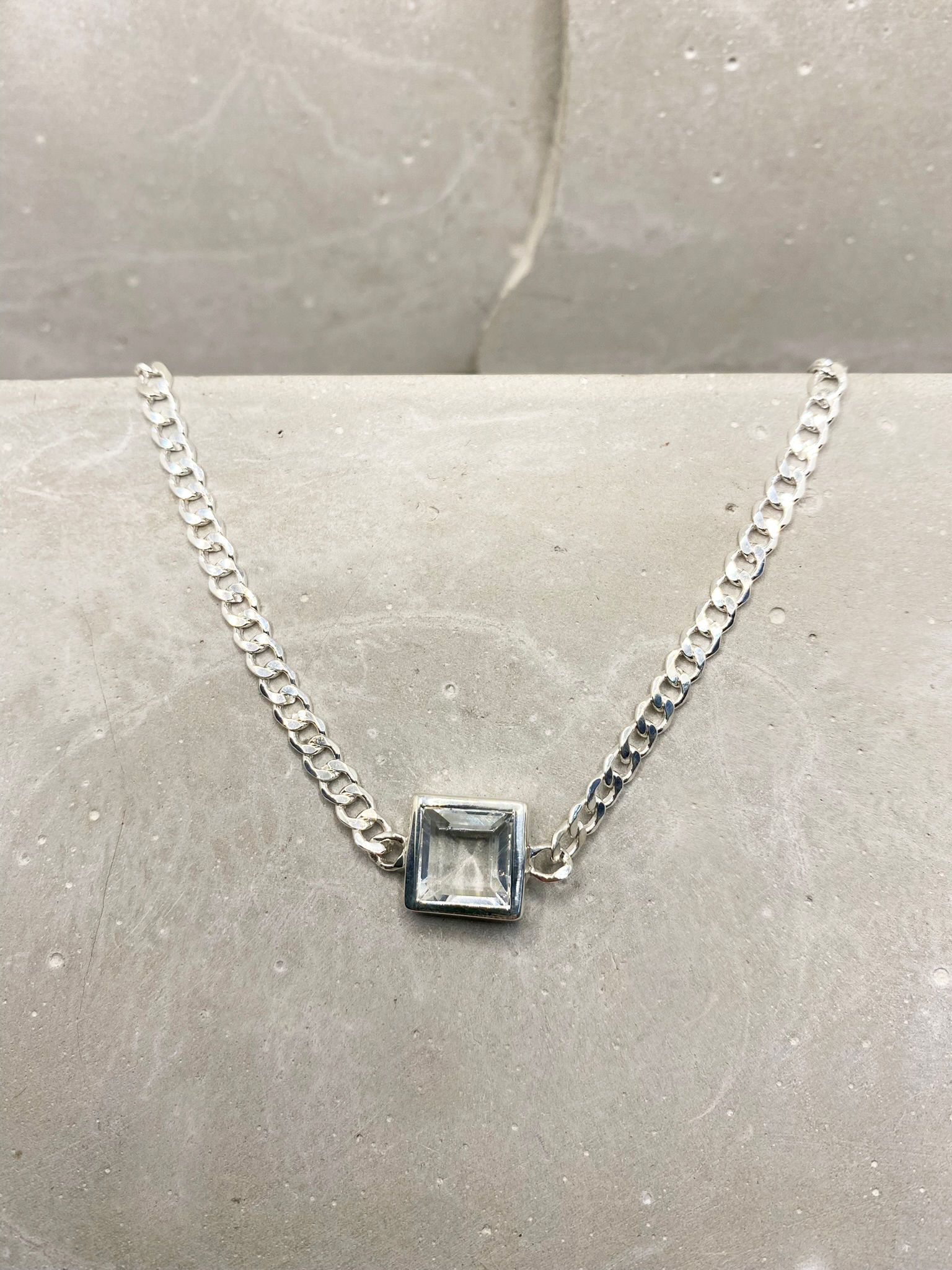  Gargantilha Dani com topázio branco quadrado