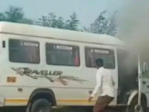 सातारा पोलिसाच्या सतर्कतेने अचानक पेट घेतलेल्या शाळकरी बसमधील वाचले २१ मुलांचे प्राण...