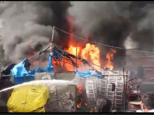 मंडप डेकोरेशनच्या गोडाऊनला भीषण आग, लाखोंचे साहित्य जळून राख...