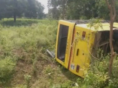 30 मुलांना घेऊन जाणारी स्कूलबस उलटली