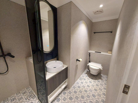 Image 187: amber-toilet-01.jpeg