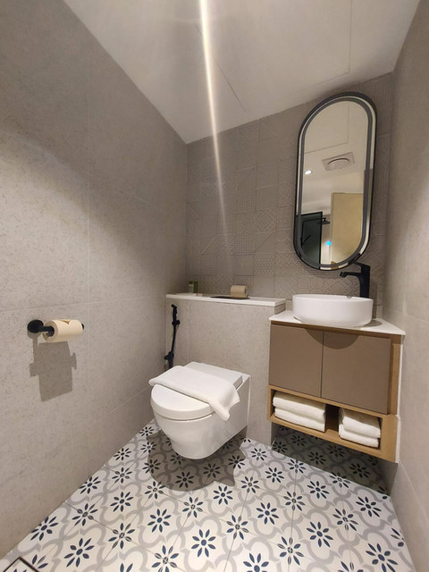 Image 188: amber-toilet-02.jpeg