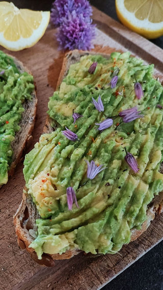 Tartinade à l'Avocat et Fleurs de Ciboulette