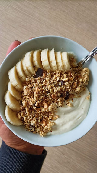 Petit-Déjeuner Énergisant : Yaourt Végétal, Granola et Banane