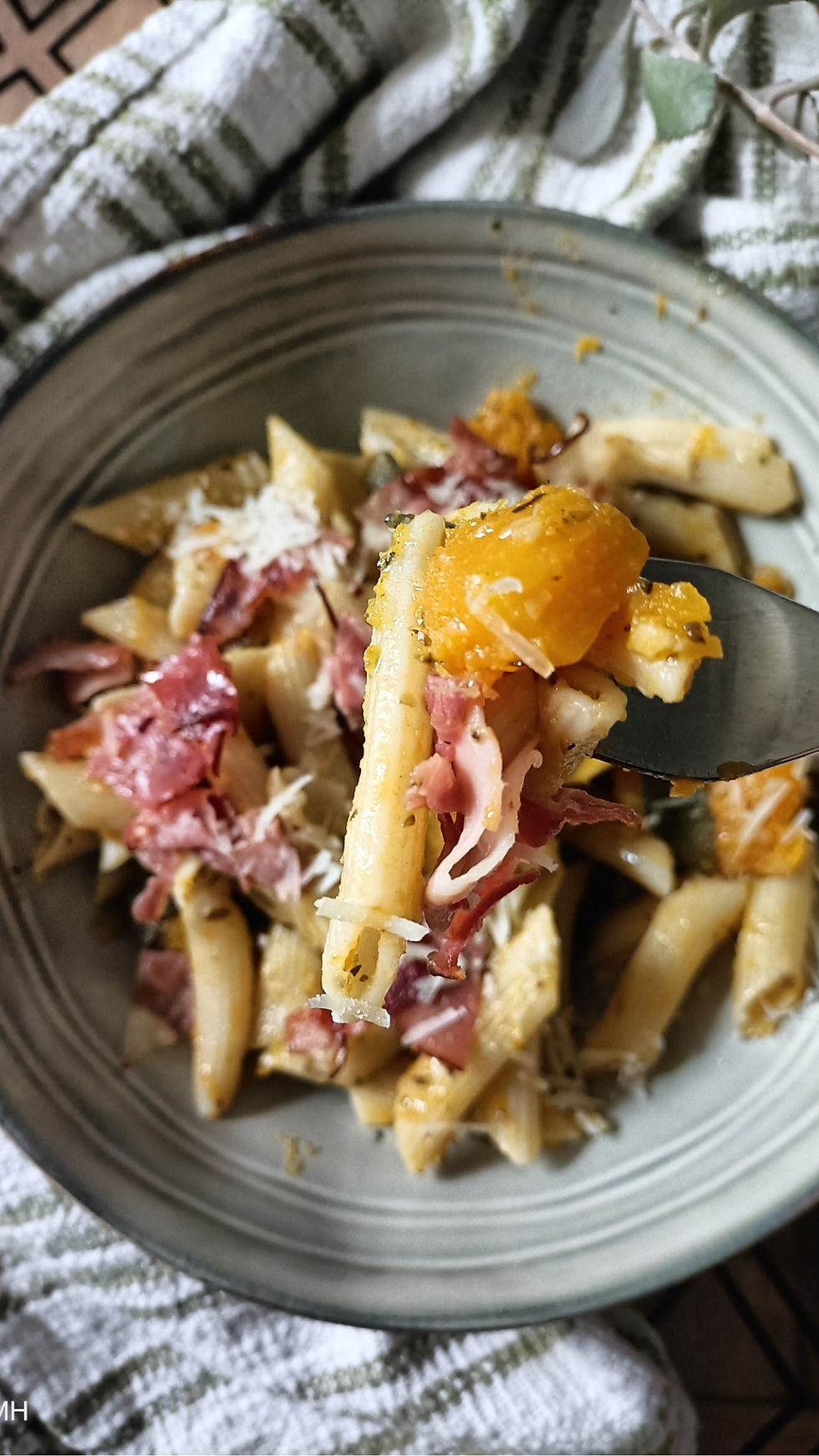 Assiette de pâtes automnales avec butternut doré, beurre infusé à la sauge, speck grillé et parmesan