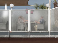 Restaurant scene behind sight protection | Photo: Achim Hennecke