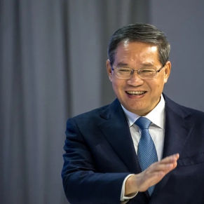 Chinese premier meets economic experts, entrepreneurs