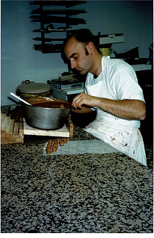 Artisan chocolatier au travail