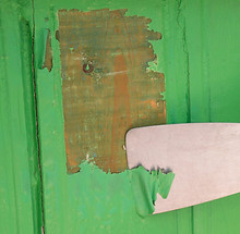 Kachel_Spezialprodukte_removing-old-paint-from-wood-with-hot-air-gun-trowel-building-hair-