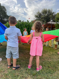 Niños jugando al aire libre