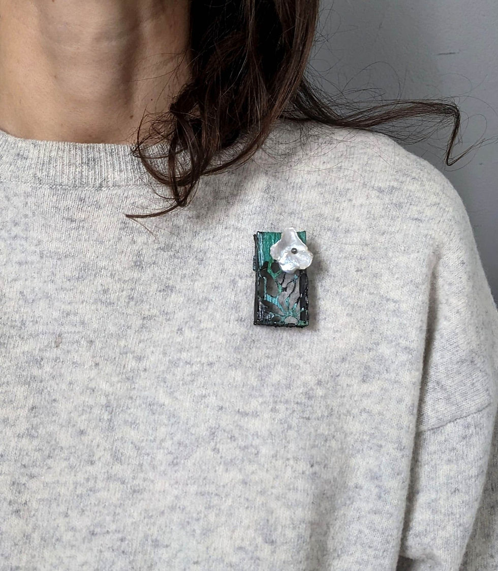 Brosa din cupru cu perla