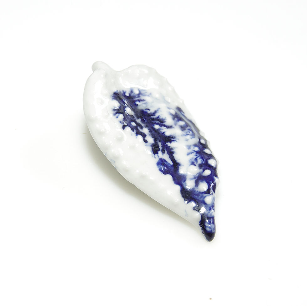 Broșă frunză din porțelan alb cu decor albastru cobalt