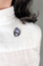 Broșă din ceramică gri