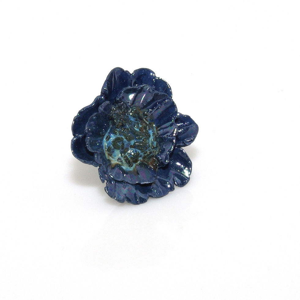 Miniatură: Detaliu piesă florală din ceramică albastră colorată în masă