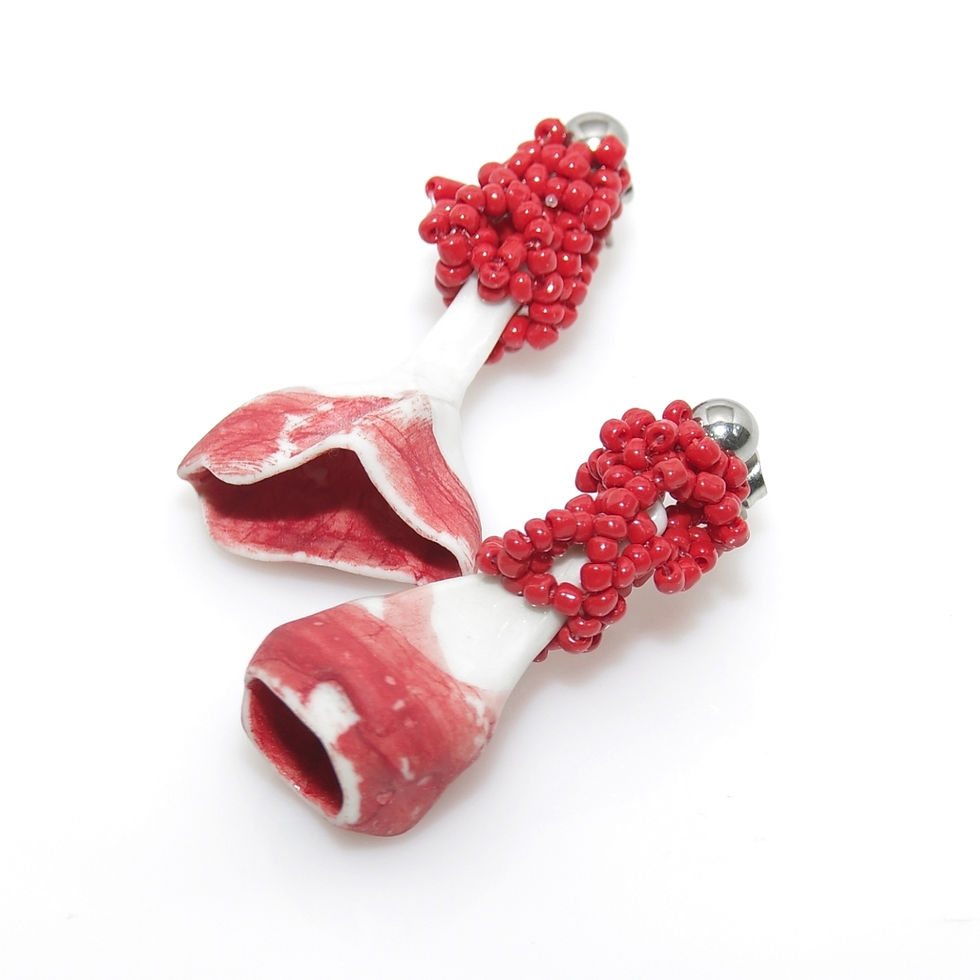 Cercei asimetrici din portelan alb și seed beads roșii