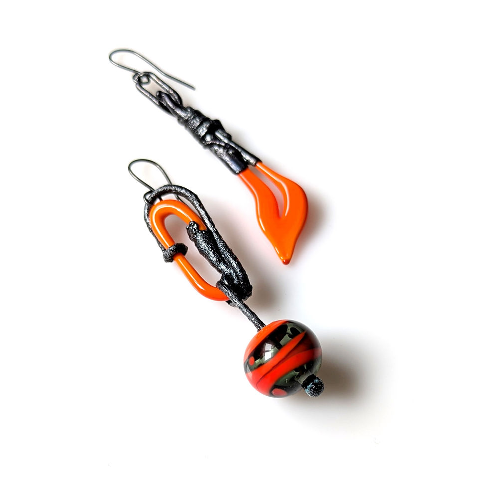 Cercei lungi cu elemente asimetrice din sticlă de Murano