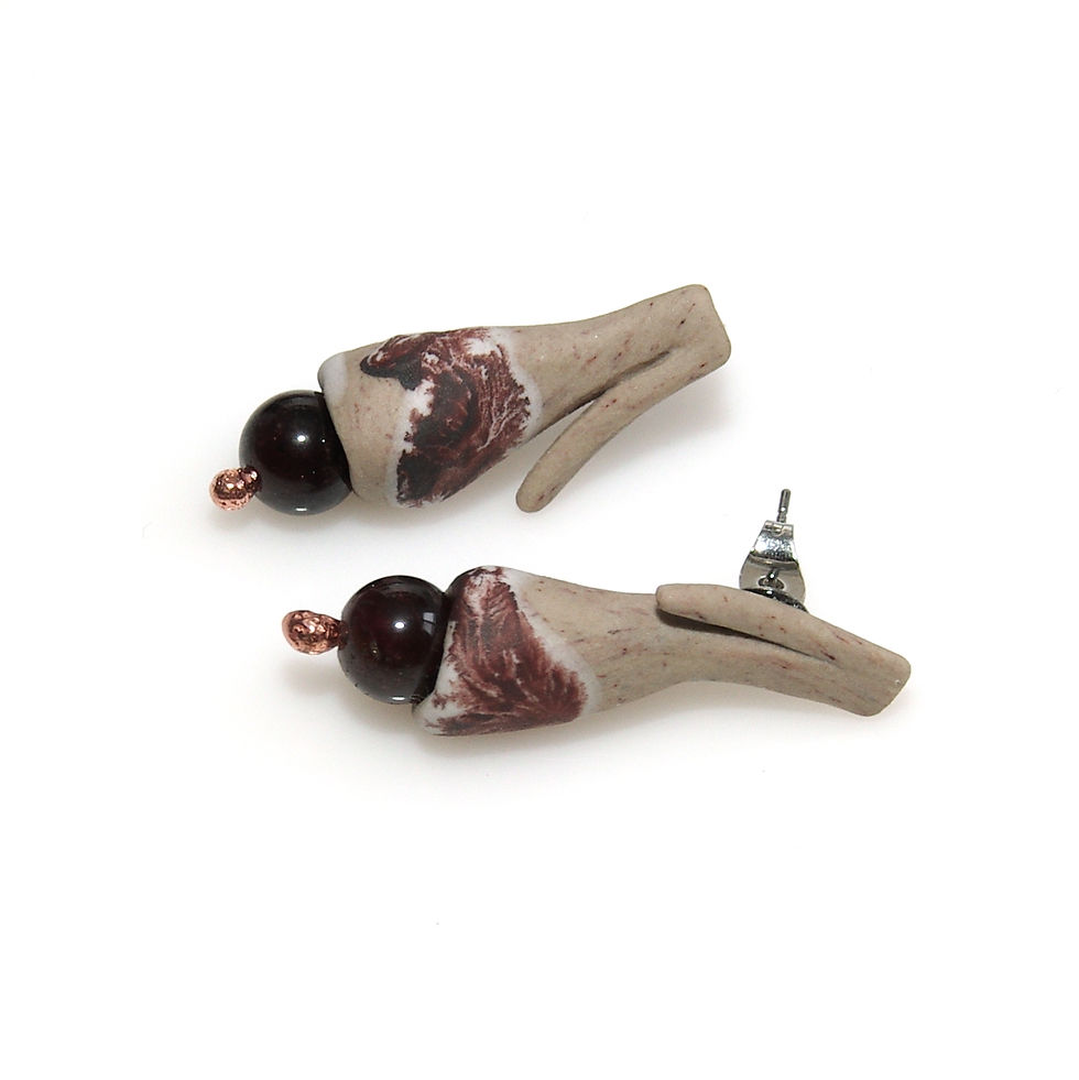 Cercei mici din porțelan cu granat