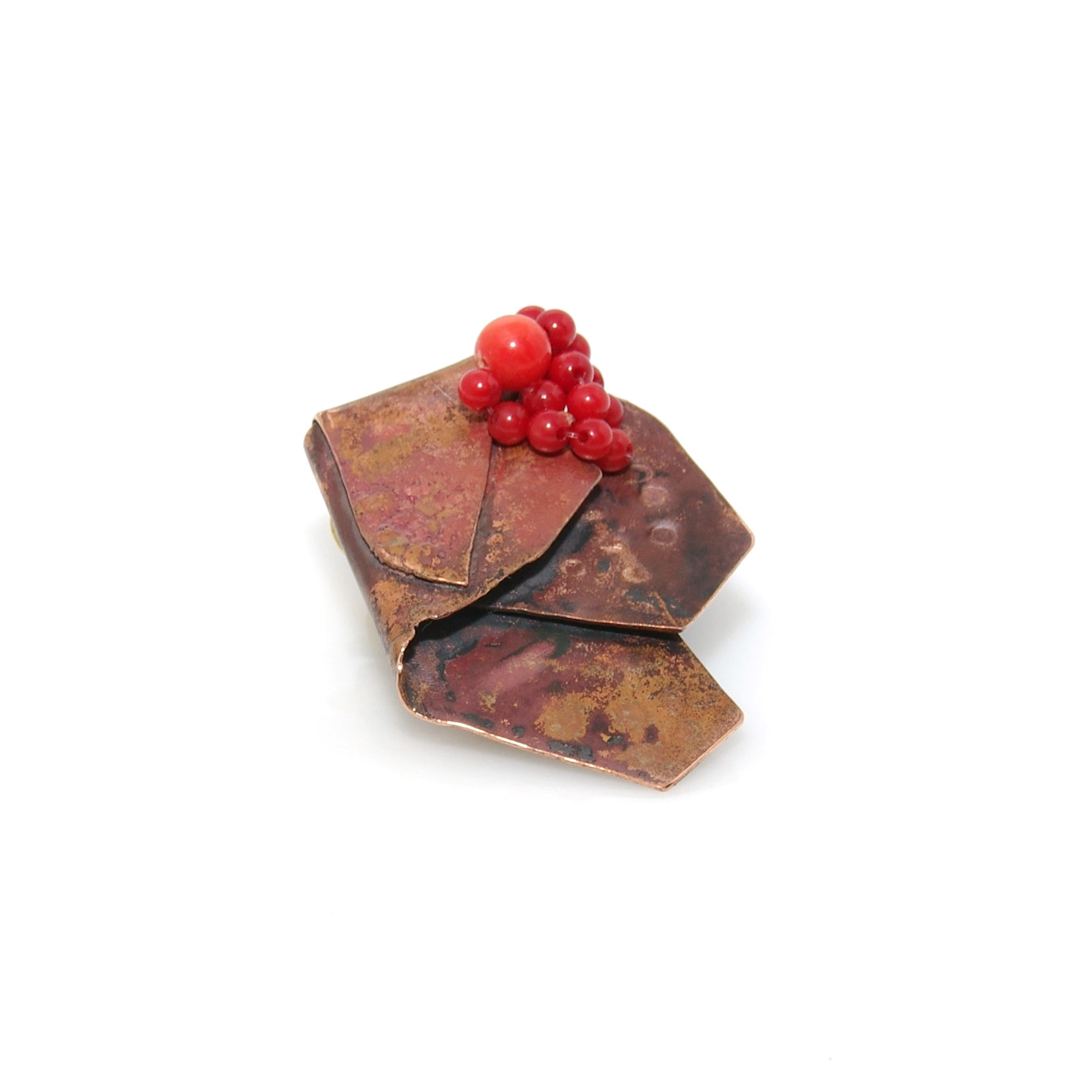 Brosa de cupru cu margele de coral rosu