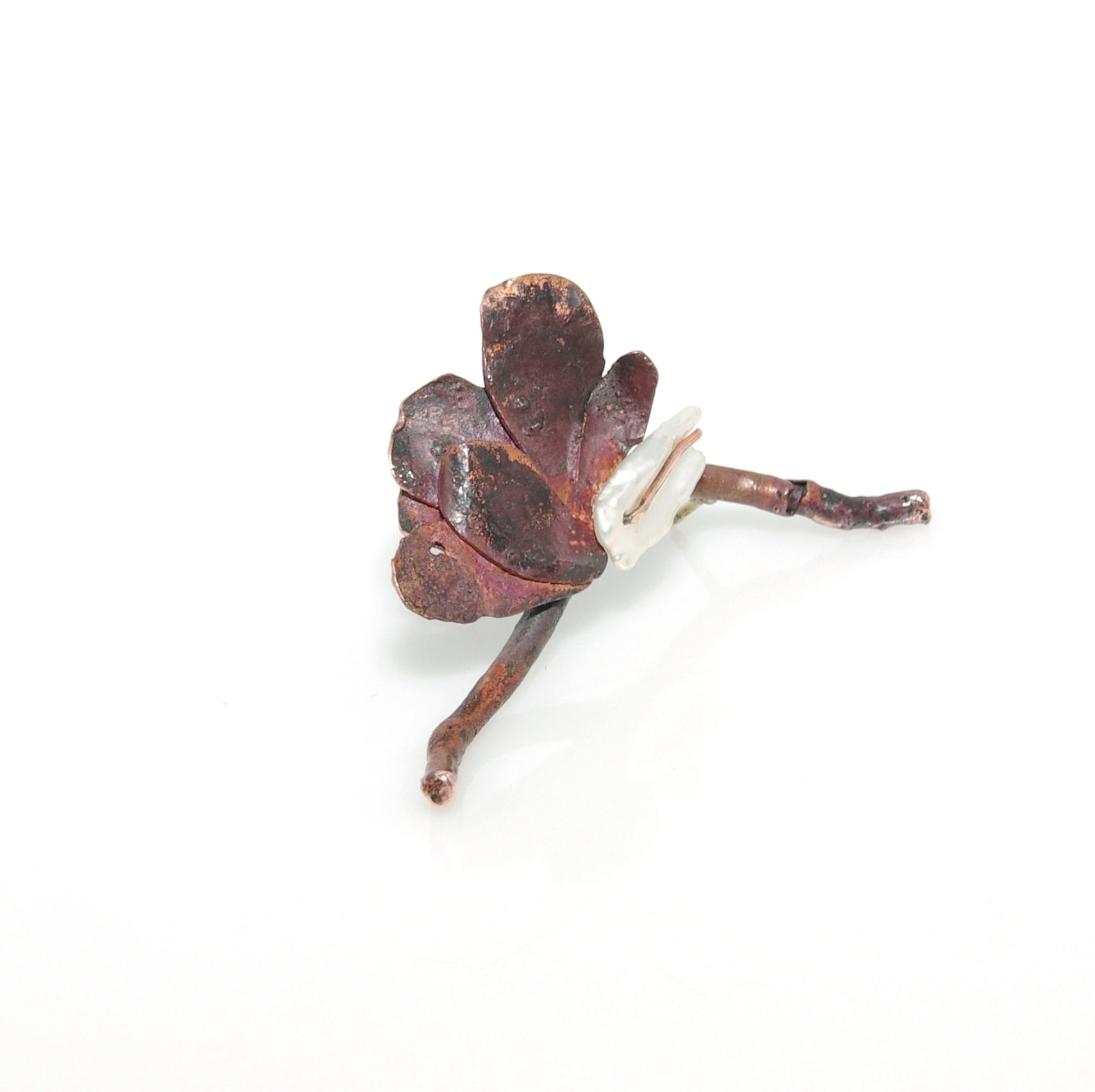 Broșă de cupru oxidat cu perlă