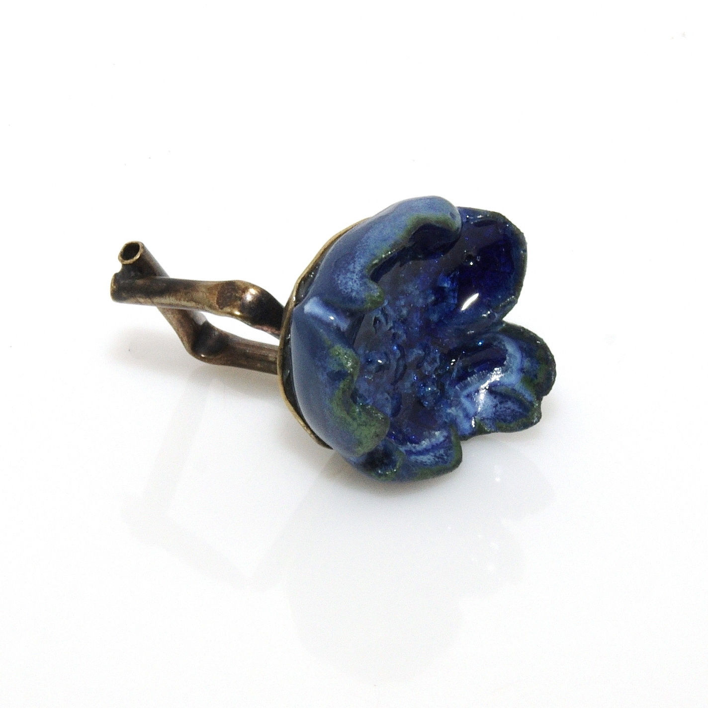 Inel din alamă oxidată și floare din ceramică albastră