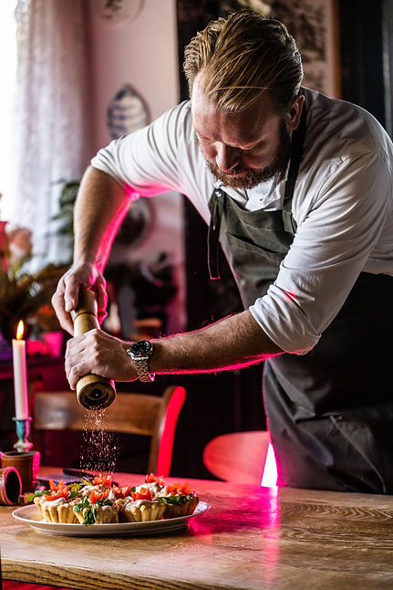 Frank Svärd der kværner peber på tarteletter
