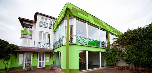 Hauptgebäude IMG_5647_edited.jpg