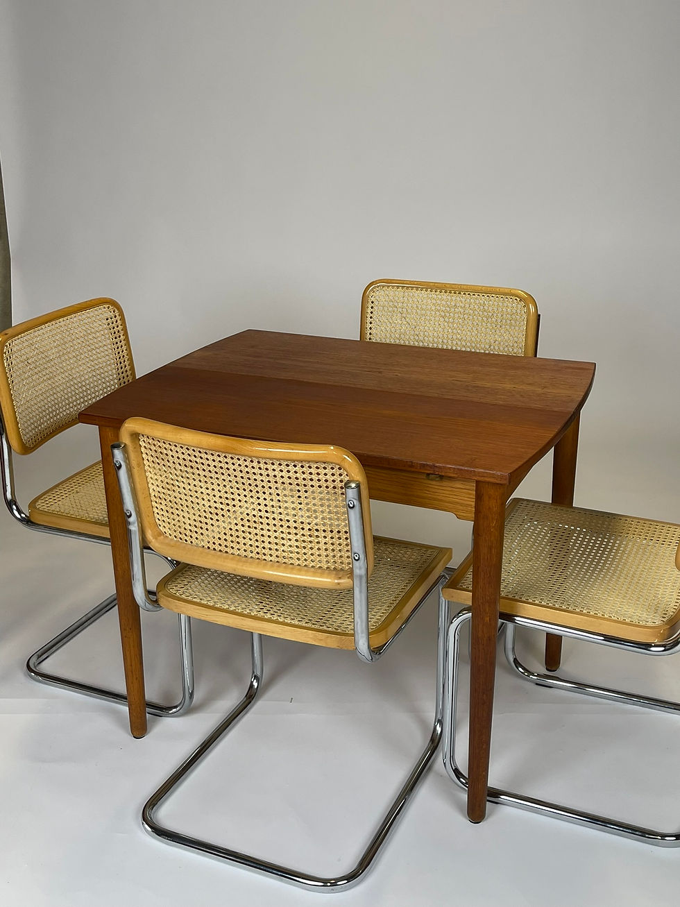 Miniature : Table scandinave en teck année 60