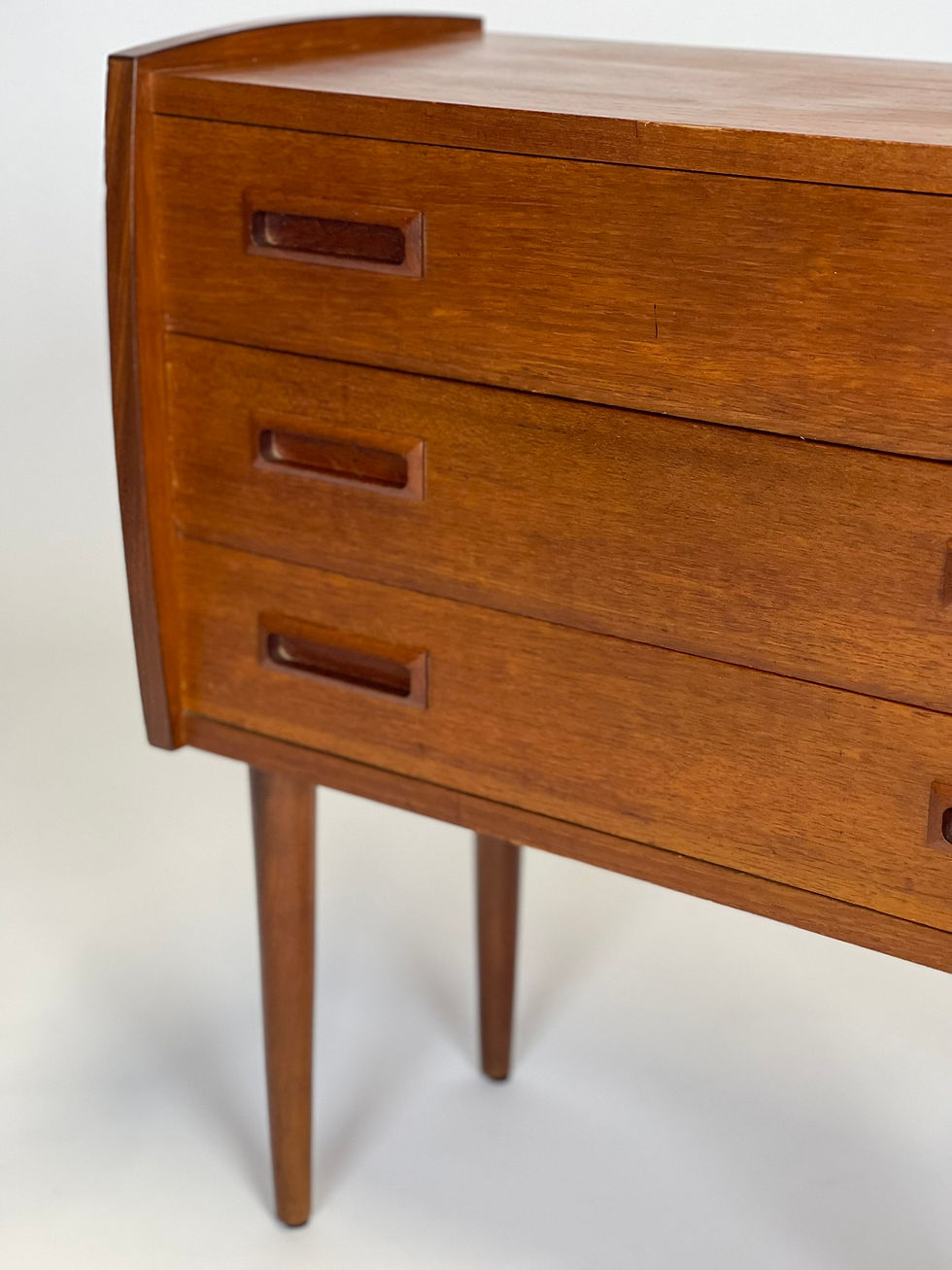 Miniature : Petite commode en teck année 60