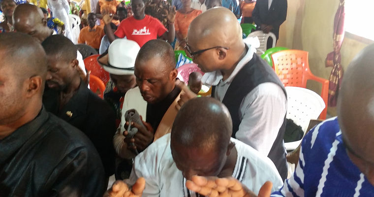 Pastor Alton Findlaytor of Heart for All Nations praying with leaders