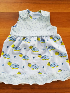 Baby-Sommerkleid mit Druckknöpfen und Rüschensaum