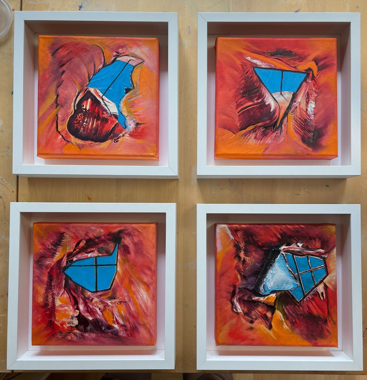 Vier abstrakte Gemälde: Rote und orange Farbtöne, blaue Fenster