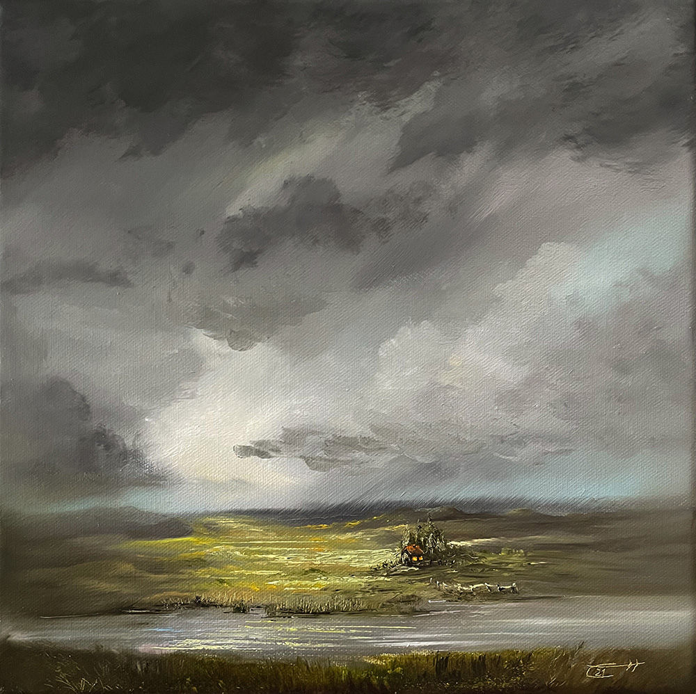 Dramatischer Himmel über Landschaft mit Haus