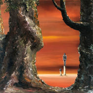 Person zwischen Bäumen bei Sonnenuntergang