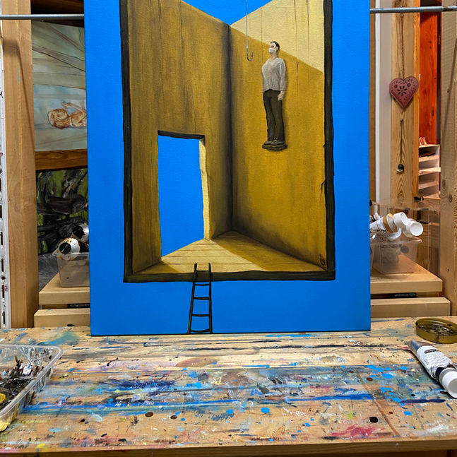 Das Ölgemälde „Hellsehen“ von Carola E. Thiele auf der Staffelei im Atelier. Die Komposition zeigt die für Thieles Arbeit charakteristische haptische Pigmentschichtung und erforscht den Individuationsprozess im Sinne C.G. Jungs innerhalb einer surrealen, schwebenden Architektur.