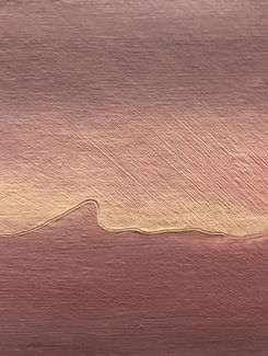 Detailaufnahme des violetten Farbraums aus dem Werk „Drei Schwalben im Lila“. Fokus auf die feinen Pigmentschichtungen und die atmosphärische Tiefe der minimalistischen Malweise.