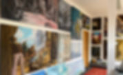 Gemäldeausstellung: Diverse Kunstwerke an der Wand