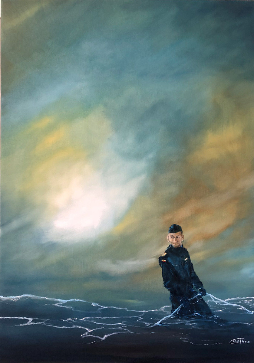 Mann in dunkler Kleidung vor dramatischem Himmel