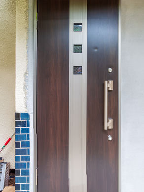 透けるガラスの多い玄関ドアを、安心・快適なドアへリフォーム｜玄関