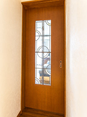 ドアに手作りステンドグラスを取り付けて、綺麗に仕上げました。｜リフォームの施工事例｜その他