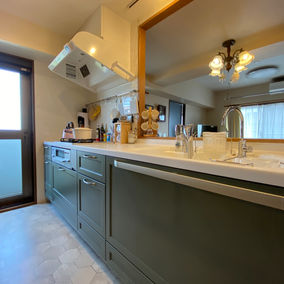 色合いやデザイン、インテリアがが調和する素敵な空間に｜キッチン