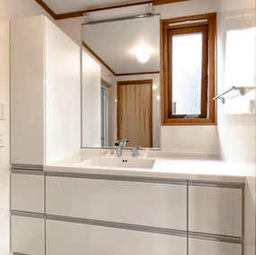 オーダーサイズでぴったりサイズ！トールキャビネットも付いて、充実の収納量を実現。｜リフォームの施工事例｜洗面化粧台