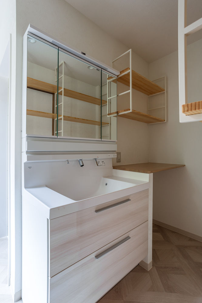 造作棚で収納充実な洗面所へ リフォームの施工事例 洗面化粧台