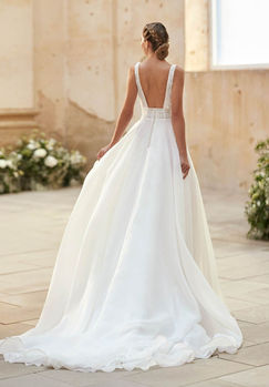 Mariée en robe élégante lors d'un mariage de luxe