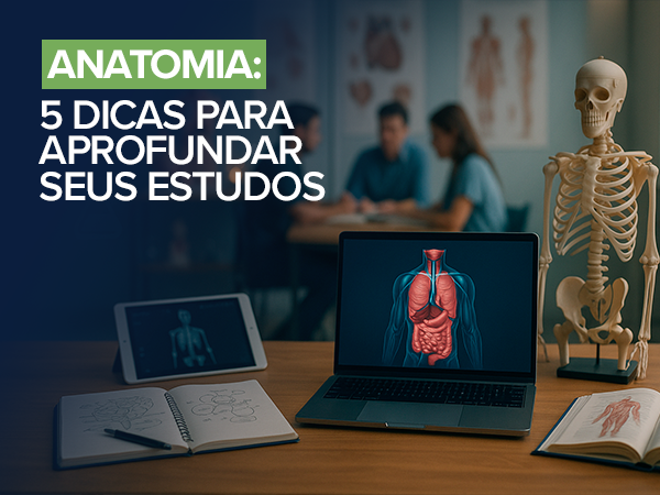 Uma mesa de madeira, com um notebook preto apresentando os sistemas circulatório e digestório na tela, um tablet mostrando o esqueleto, um caderno com anotações à lápis e um boneco de esqueleto sob a superfície.
