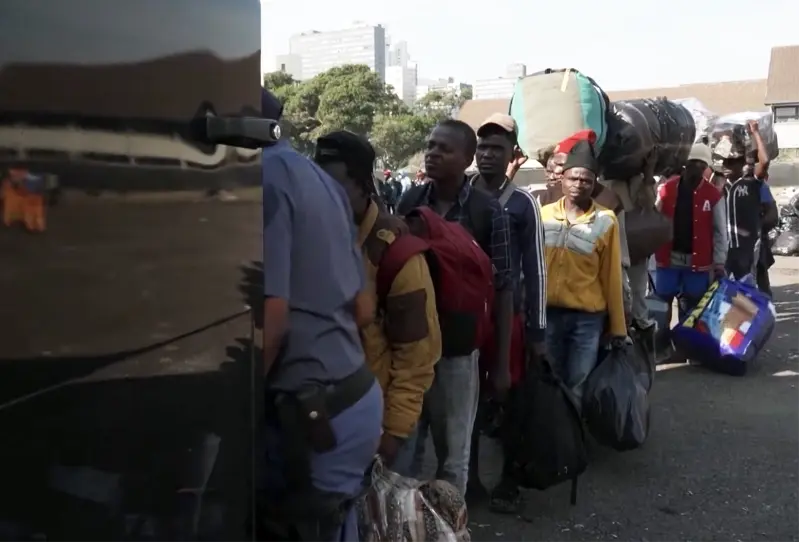 Migrantes não-regulamentados fazem fila para deixar a África do Sul na segunda-feira, 30 de junho de 2026, quando entrou em vigor um prazo não oficial estabelecido por grupos anti-imigração que exigiam sua saída do país. Quase 25 mil estrangeiros não-regulamentados deixaram a África do Sul durante a crise, enquanto muitos outros buscaram refúgio em centros comunitários, igrejas e acampamentos improvisados. Foto por Sky News, em christiandaily.com.