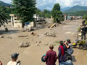 Avalanche de gelo, rochas e lama provoca catástrofe na fronteira entre Nepal e Tibete; centenas estão desaparecidos