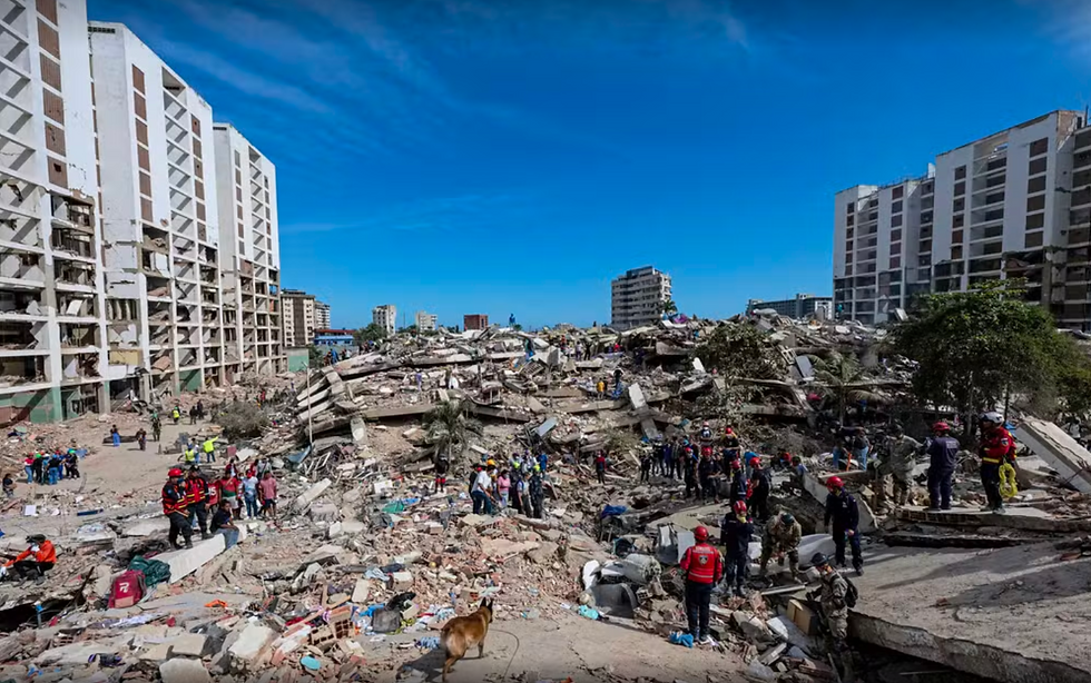 Equipes de resgate em busca de sobreviventes em meio a escombros de prédios em La Guaira, na Venezuela, em 28 de junho de 2026. Foto por Miguel Medina/Pool/AFP, em g1.globo.com