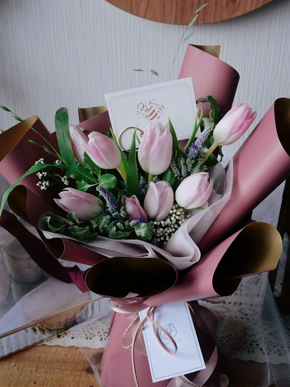 縮圖：粉屈金香花束